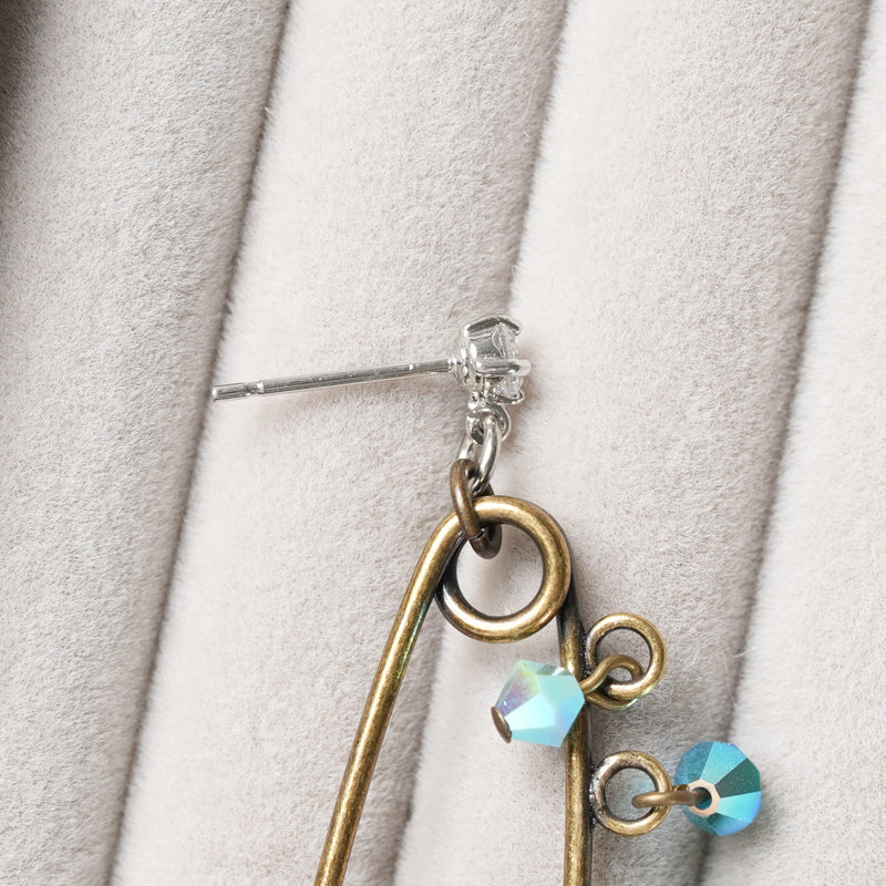 <1点もの>【Atelier BIO】ピアス| アンティーク調ポストピアス 安全ピンパーツ×グラスビーズ⑨