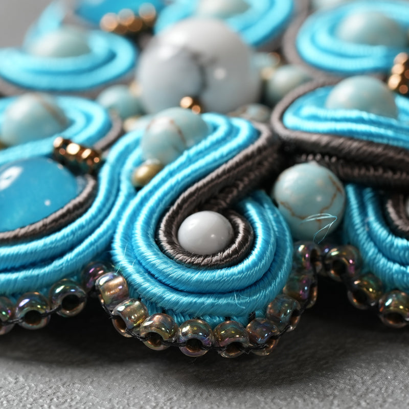 <1点もの>【Atelier BIO】ブローチ| クラシカルソウタシエ刺繍ブローチ ターコイズ×ハウライト×カルセドニー⑯
