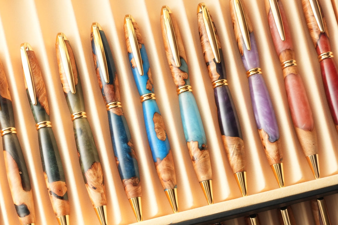 北海道・WatoBのオープンを飾る、コレクションボックスに美しく並んだKoma Craft作のジュエリーのようなハイブリッドウッド木軸ペン
