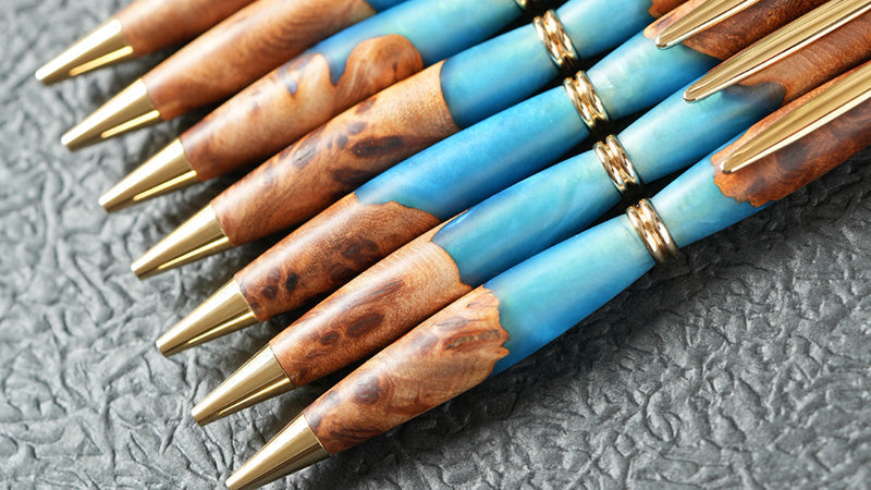 同じブルーでありながら一本ずつ異なる表情を持つ、Koma Craft作の希少な瘤杢とレジンの木軸ペンは父の日ギフトや贈り物におすすめ。
