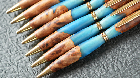 同じブルーでありながら一本ずつ異なる表情を持つ、Koma Craft作の希少な瘤杢とレジンの木軸ペンは父の日ギフトや贈り物におすすめ。