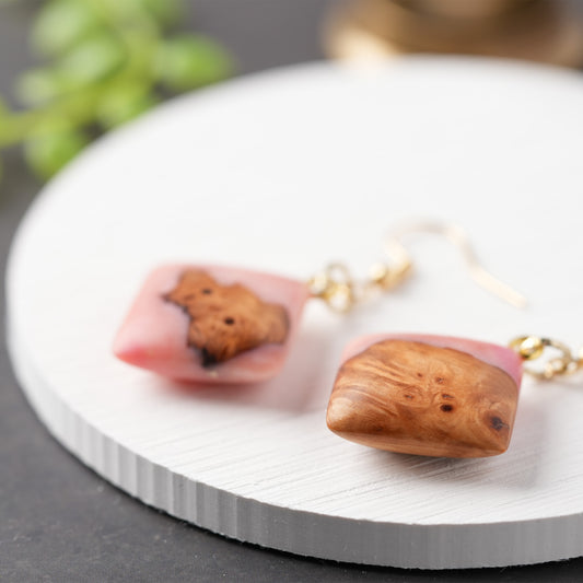 <1点もの>【KomaCraft】ピアス(フックピアス)　瘤杢×レジン　 (ピンク)