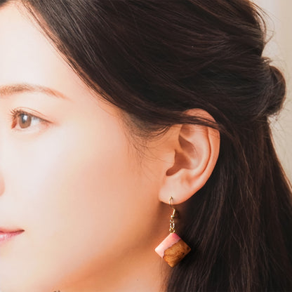 <1点もの>【KomaCraft】ピアス(フックピアス)　瘤杢×レジン　 (ピンク)