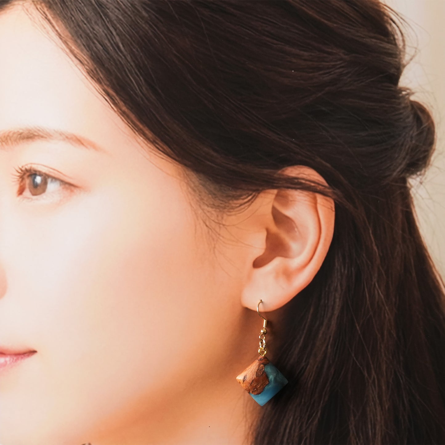 <1点もの>【KomaCraft】ピアス(フックピアス)　瘤杢×レジン　 (青)