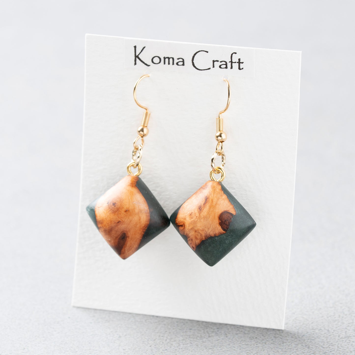 <1点もの>【KomaCraft】ピアス(フックピアス)　　瘤杢×レジン　 (キューブ型・緑)