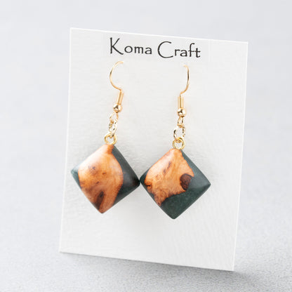 <1点もの>【KomaCraft】ピアス(フックピアス)　　瘤杢×レジン　 (キューブ型・緑)