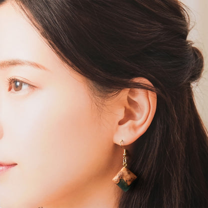 <1点もの>【KomaCraft】ピアス(フックピアス)　瘤杢×レジン　 (緑)