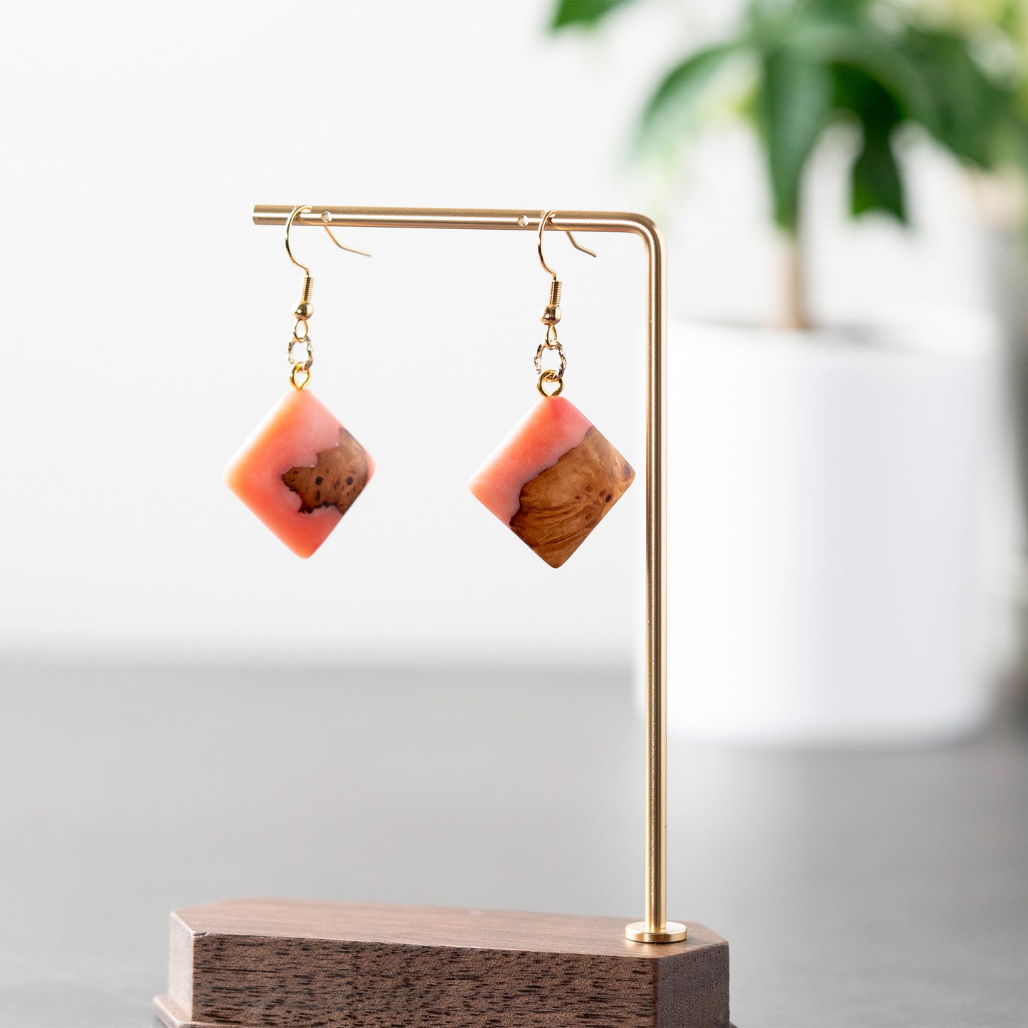 <1点もの>【KomaCraft】ピアス(フックピアス)　瘤杢×レジン　 (ピンク)