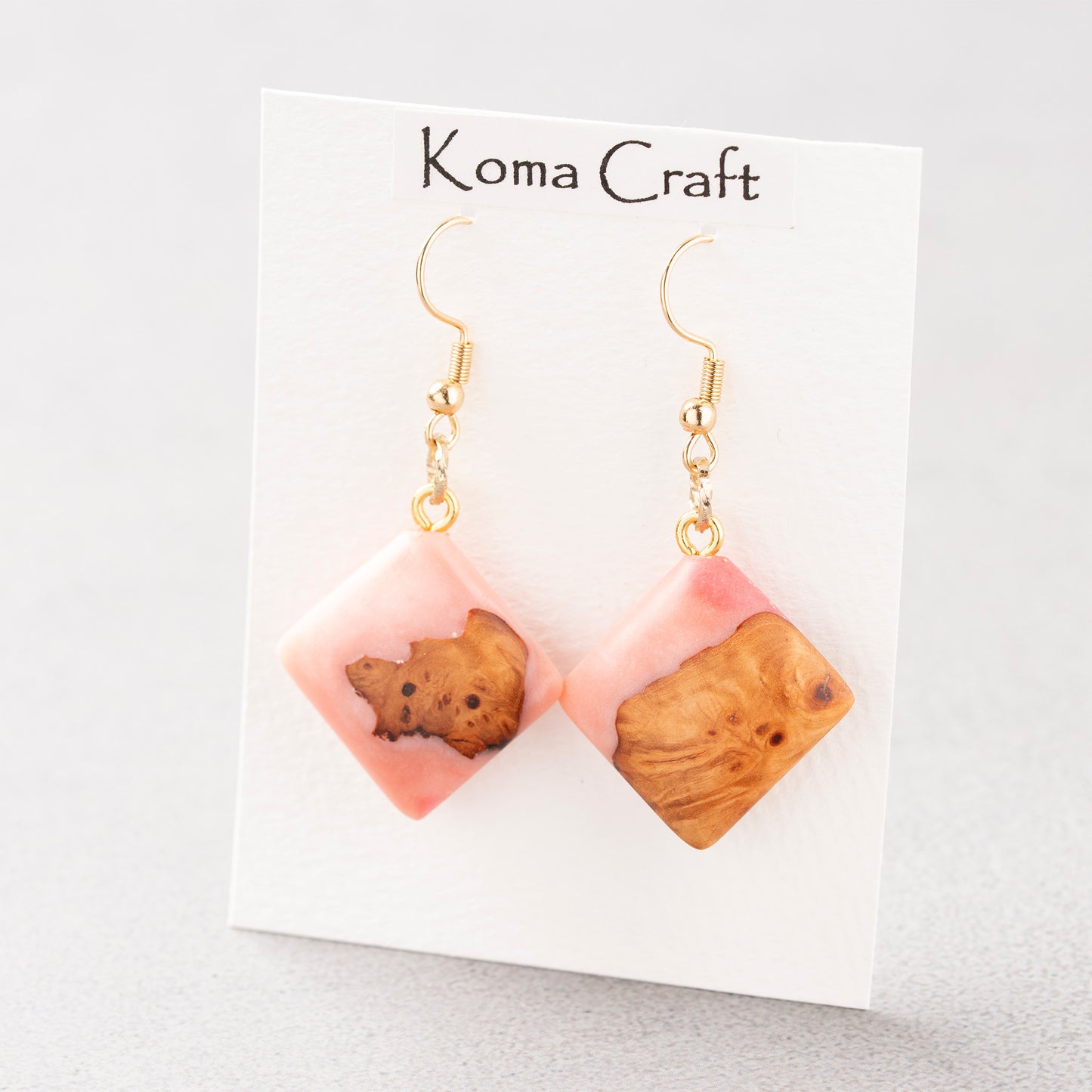<1点もの>【KomaCraft】ピアス(フックピアス)　瘤杢×レジン　 (ピンク)