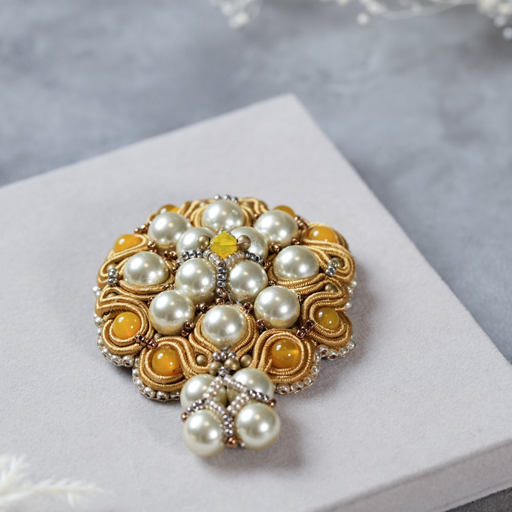 <1点もの>【Atelier BIO】ブローチ｜ロイヤルソウタシ刺繍ブローチ イエローメノウ×ノーブルパール×スワロフスキー
