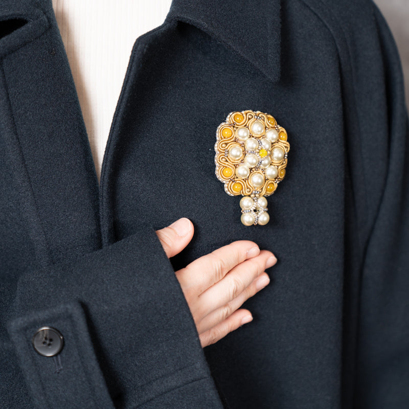 <1点もの>【Atelier BIO】ブローチ｜ロイヤルソウタシ刺繍ブローチ イエローメノウ×ノーブルパール×スワロフスキー