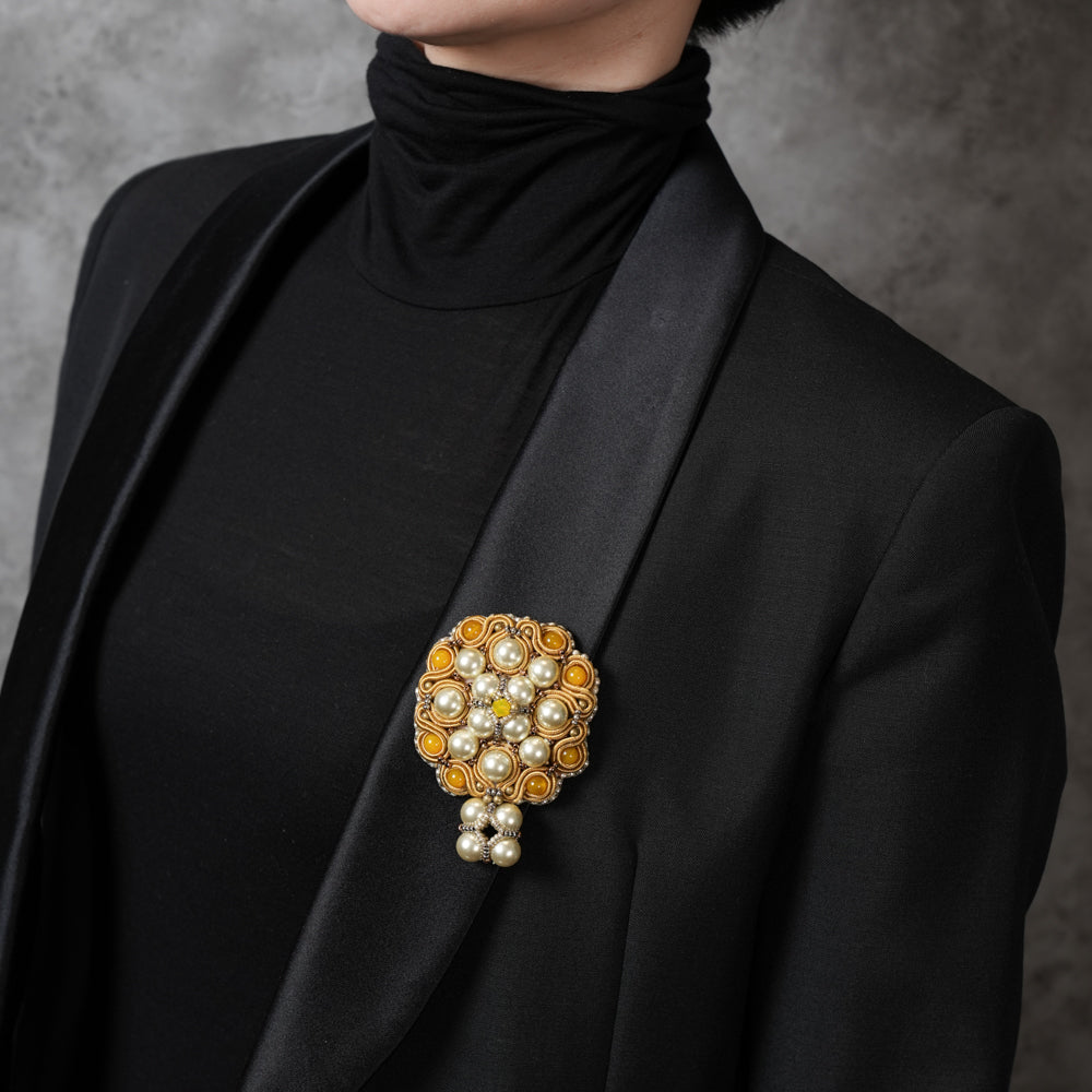 <1点もの>【Atelier BIO】ブローチ｜ロイヤルソウタシ刺繍ブローチ イエローメノウ×ノーブルパール×スワロフスキー