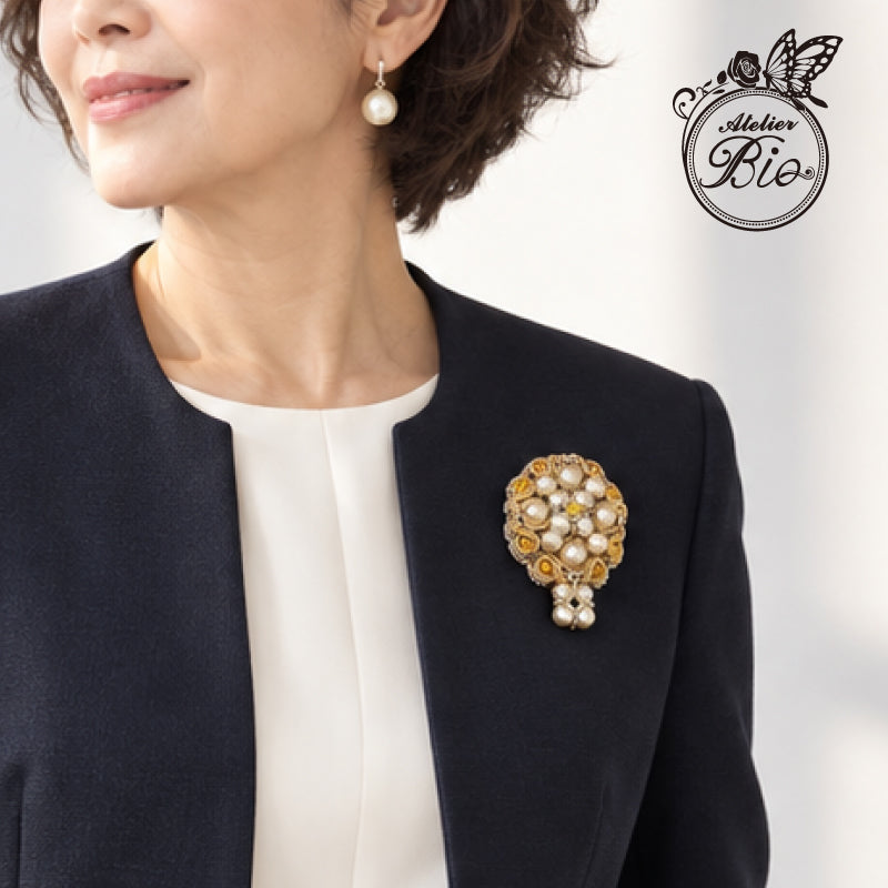 <1点もの>【Atelier BIO】ブローチ｜ロイヤルソウタシ刺繍ブローチ イエローメノウ×ノーブルパール×スワロフスキー