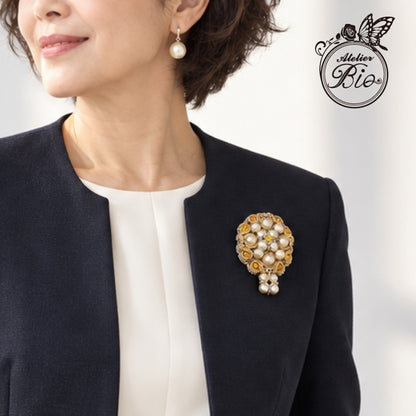 <1点もの>【Atelier BIO】ブローチ｜ロイヤルソウタシ刺繍ブローチ イエローメノウ×ノーブルパール×スワロフスキー