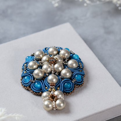 <1点もの>【Atelier BIO】ブローチ｜ロイヤルソウタシ刺繍ブローチ ブルーメノウ×ノーブルパール×スワロフスキー