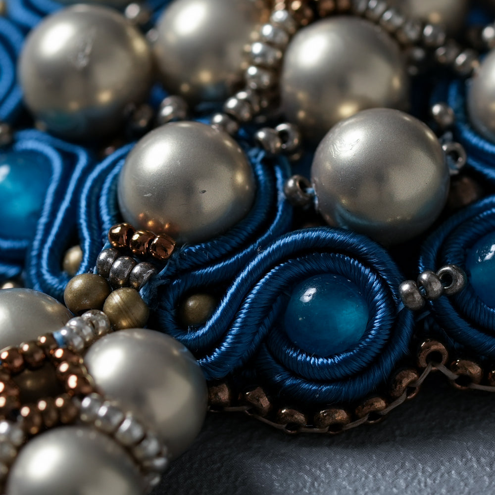 <1点もの>【Atelier BIO】ブローチ｜ロイヤルソウタシ刺繍ブローチ ブルーメノウ×ノーブルパール×スワロフスキー
