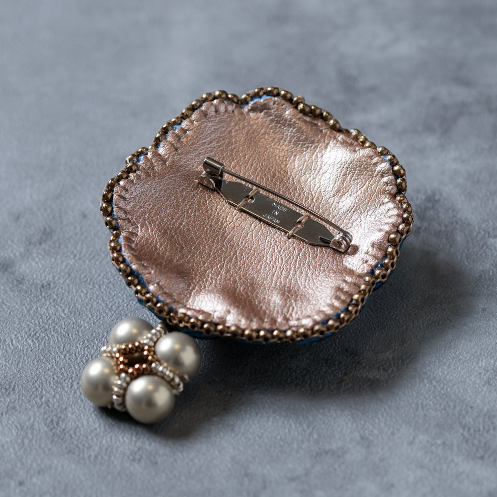 <1点もの>【Atelier BIO】ブローチ｜ロイヤルソウタシ刺繍ブローチ ブルーメノウ×ノーブルパール×スワロフスキー