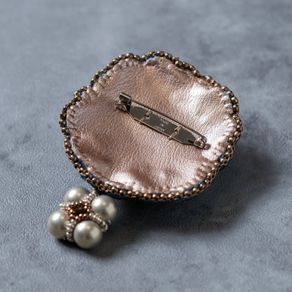 <1点もの>【Atelier BIO】ブローチ｜ロイヤルソウタシ刺繍ブローチ ブルーメノウ×ノーブルパール×スワロフスキー