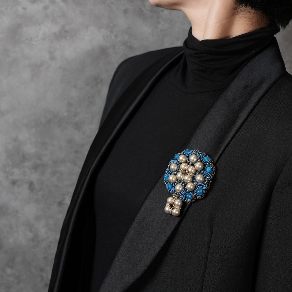 <1点もの>【Atelier BIO】ブローチ｜ロイヤルソウタシ刺繍ブローチ ブルーメノウ×ノーブルパール×スワロフスキー