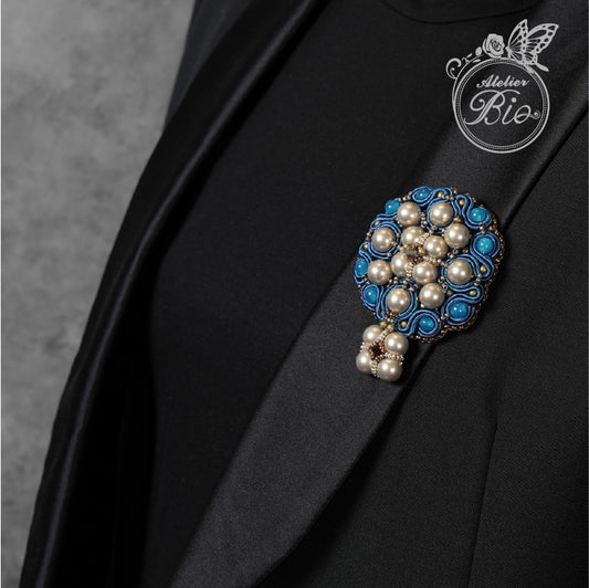 <1点もの>【Atelier BIO】ブローチ｜ロイヤルソウタシ刺繍ブローチ ブルーメノウ×ノーブルパール×スワロフスキー
