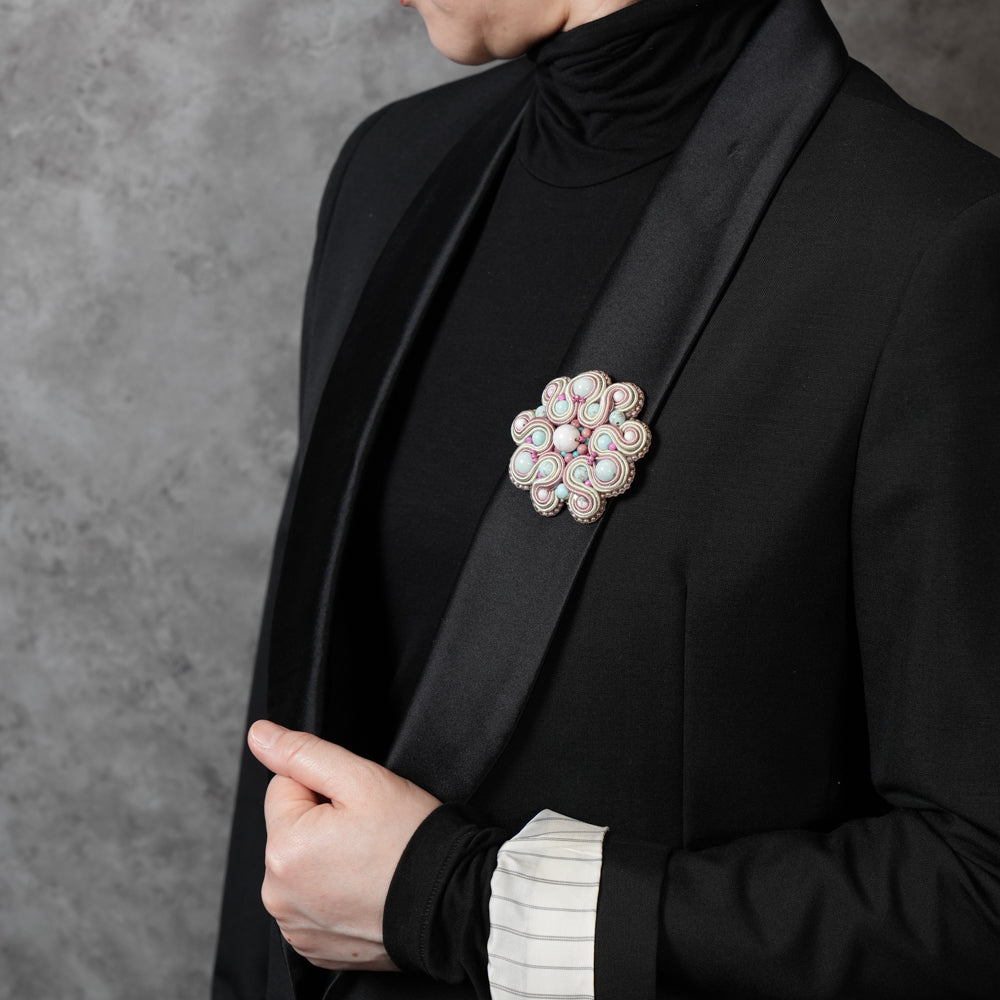 <1点もの>【Atelier BIO】ブローチ｜ クラシカルソウタシエ刺繍ブローチ ターコイズ×ハウライト×ロードナイト