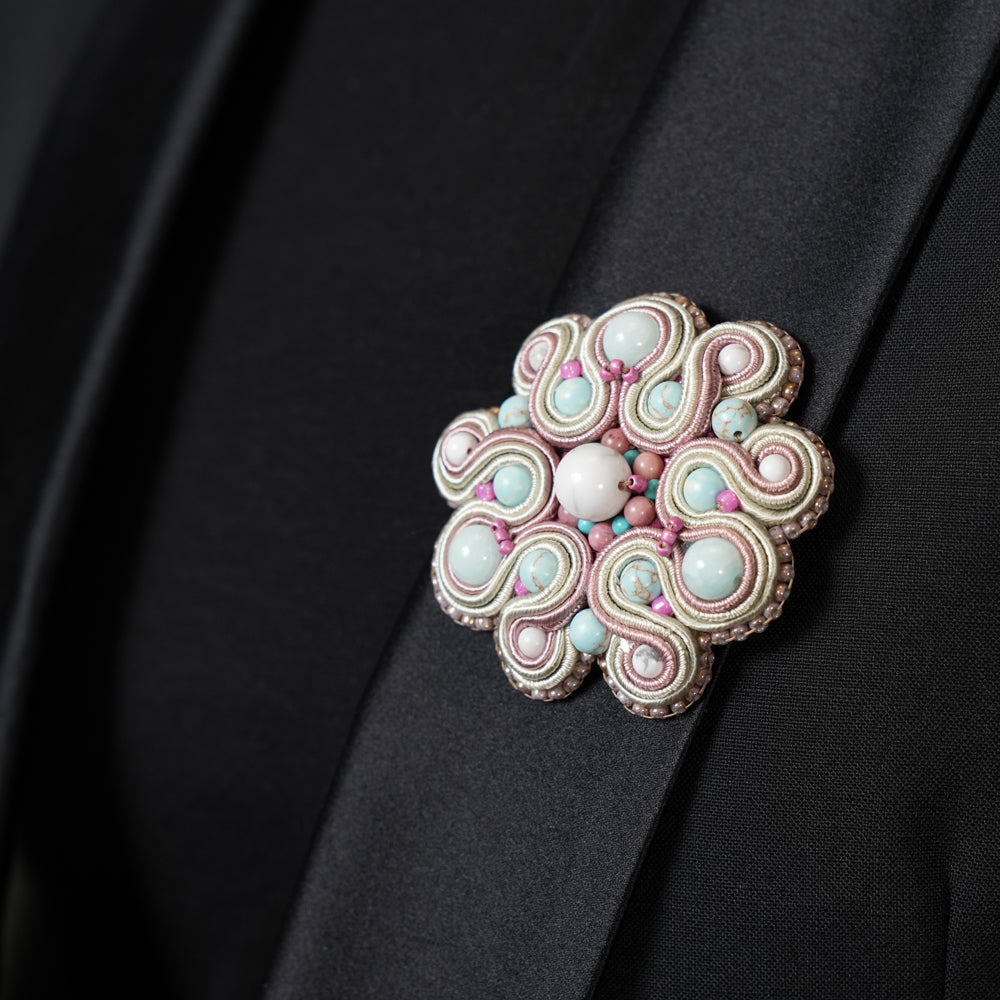 <1点もの>【Atelier BIO】ブローチ｜ クラシカルソウタシエ刺繍ブローチ ターコイズ×ハウライト×ロードナイト