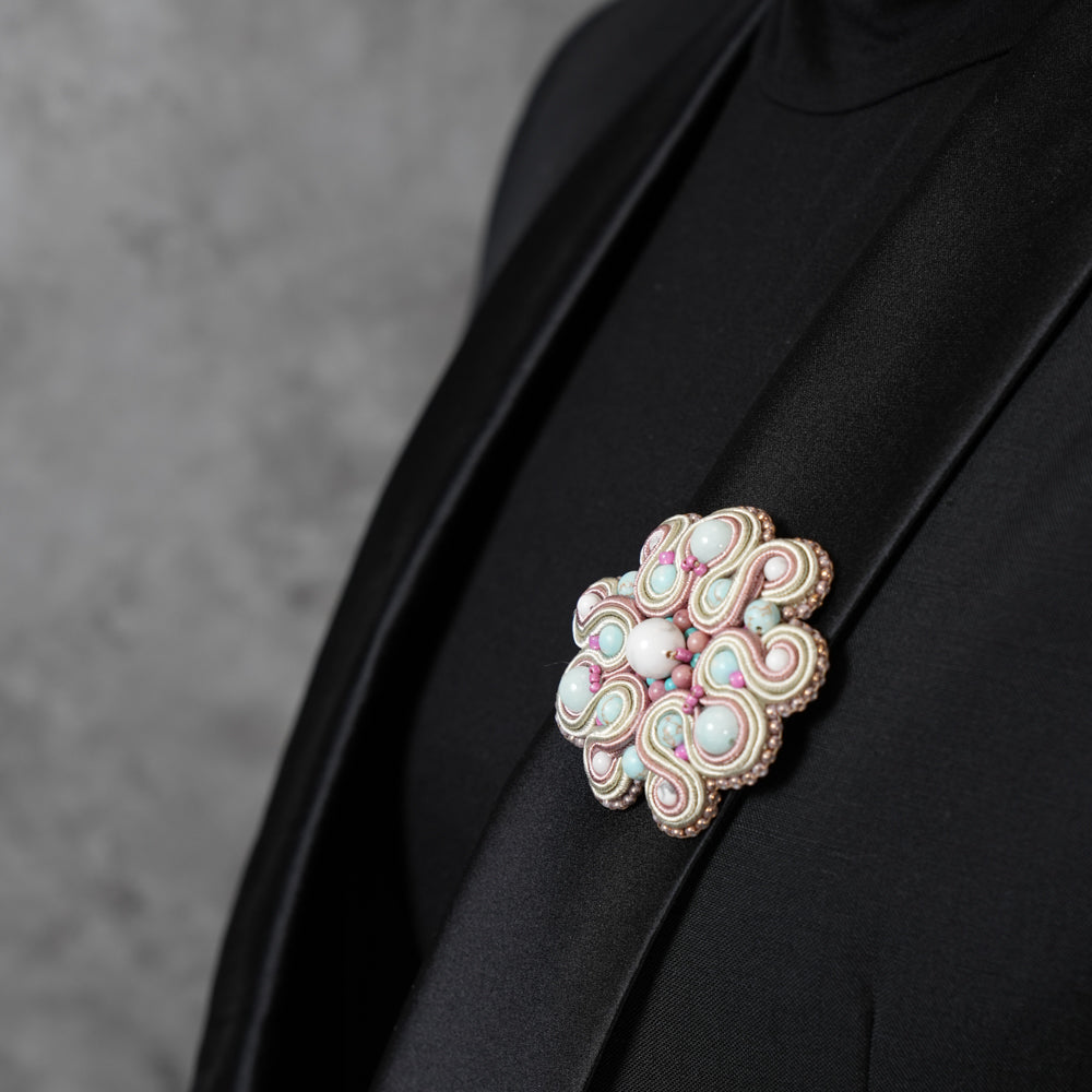 <1点もの>【Atelier BIO】ブローチ｜ クラシカルソウタシエ刺繍ブローチ ターコイズ×ハウライト×ロードナイト