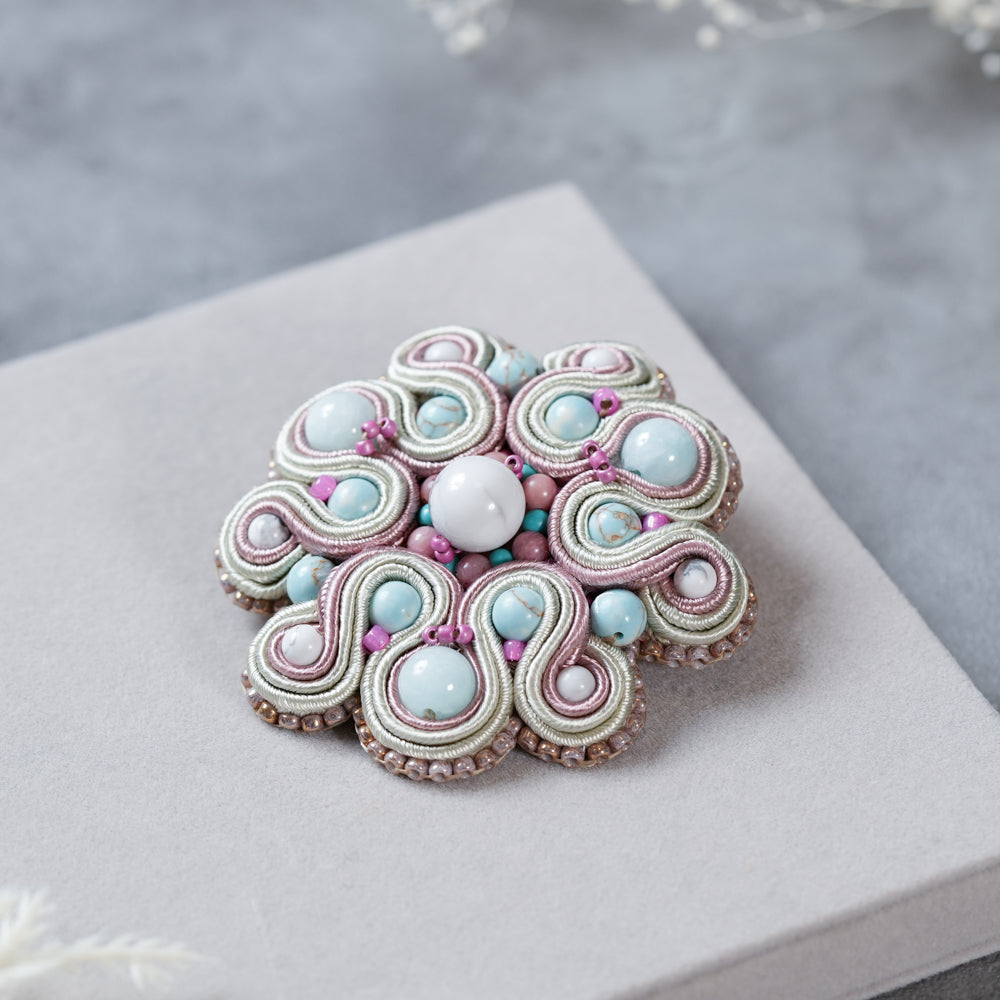 <1点もの>【Atelier BIO】ブローチ｜ クラシカルソウタシエ刺繍ブローチ ターコイズ×ハウライト×ロードナイト