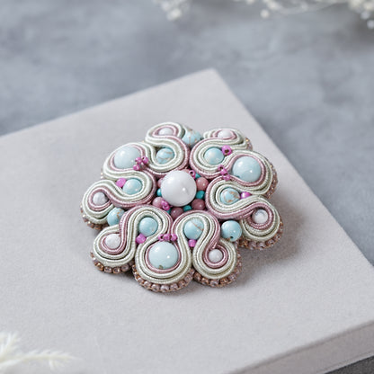 <1点もの>【Atelier BIO】ブローチ｜ クラシカルソウタシエ刺繍ブローチ ターコイズ×ハウライト×ロードナイト