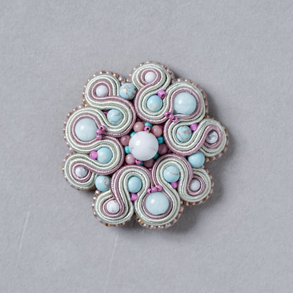 <1点もの>【Atelier BIO】ブローチ｜ クラシカルソウタシエ刺繍ブローチ ターコイズ×ハウライト×ロードナイト