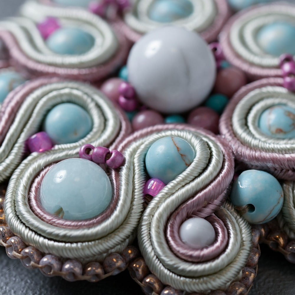 <1点もの>【Atelier BIO】ブローチ｜ クラシカルソウタシエ刺繍ブローチ ターコイズ×ハウライト×ロードナイト