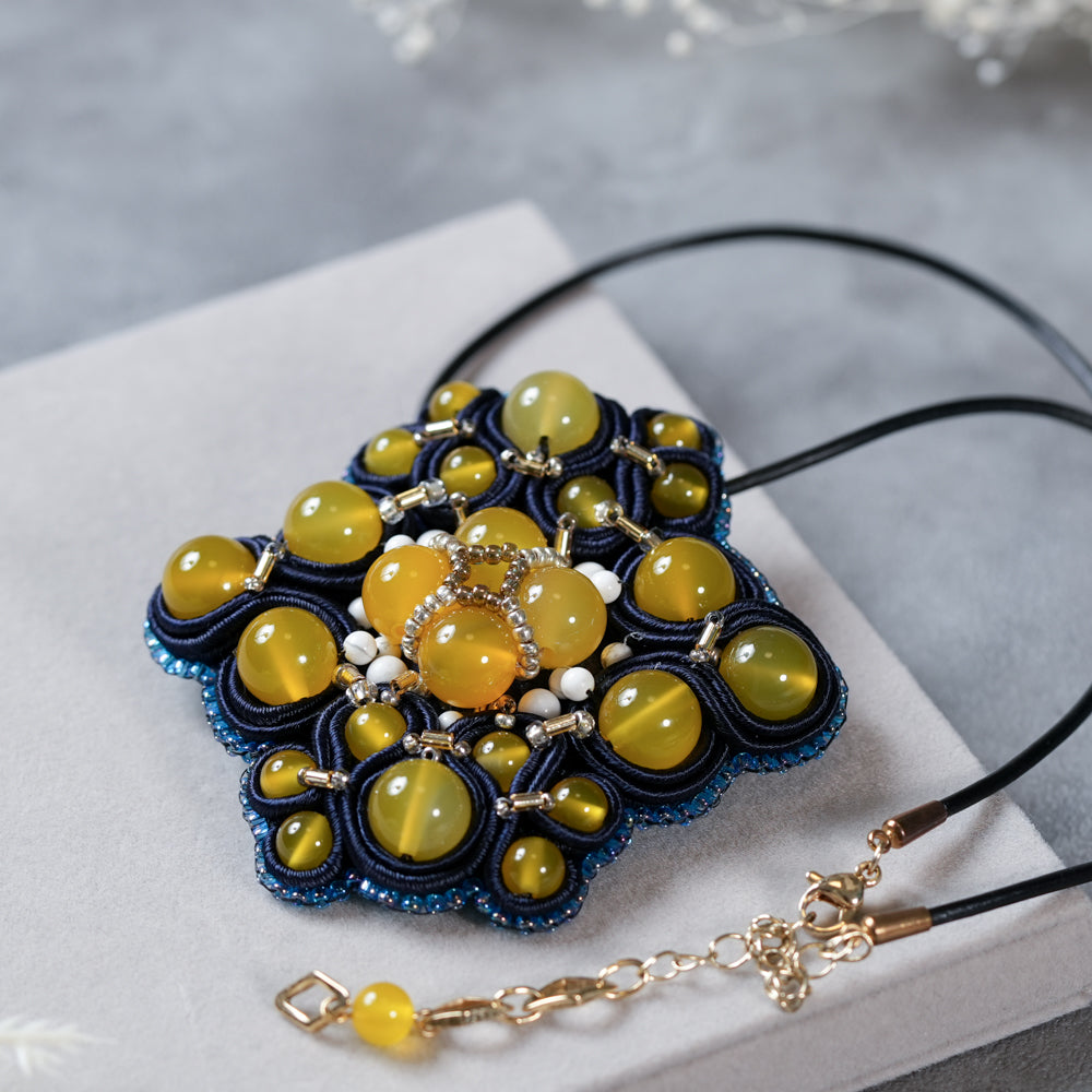 <1点もの>【Atelier BIO】ネックレス｜エキゾチックソウタシエ刺繍ネックレス イエローメノウ×ハウライト