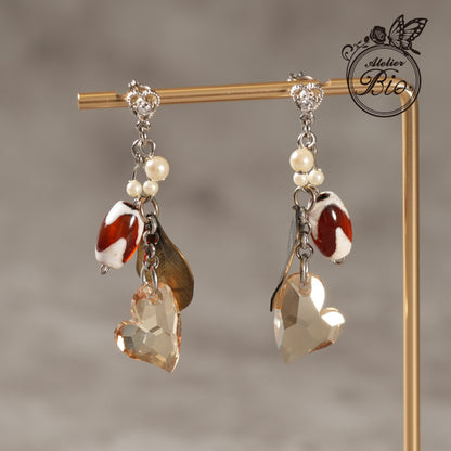 <1点もの>【Atelier BIO】スイングピアス｜天然石勾玉×ハート型スワロフスキー＆パールの揺れるお守りジュエリー
