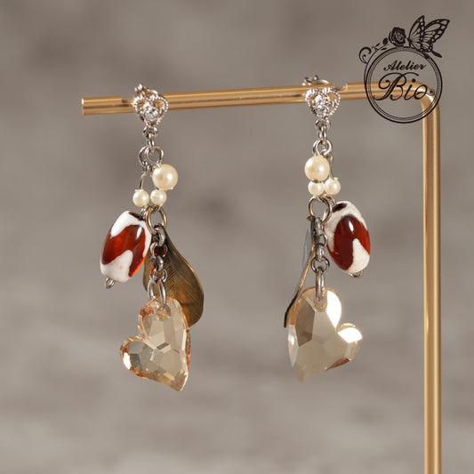 <1点もの>【Atelier BIO】スイングピアス｜天然石勾玉×ハート型スワロフスキー＆パールの揺れるお守りジュエリー