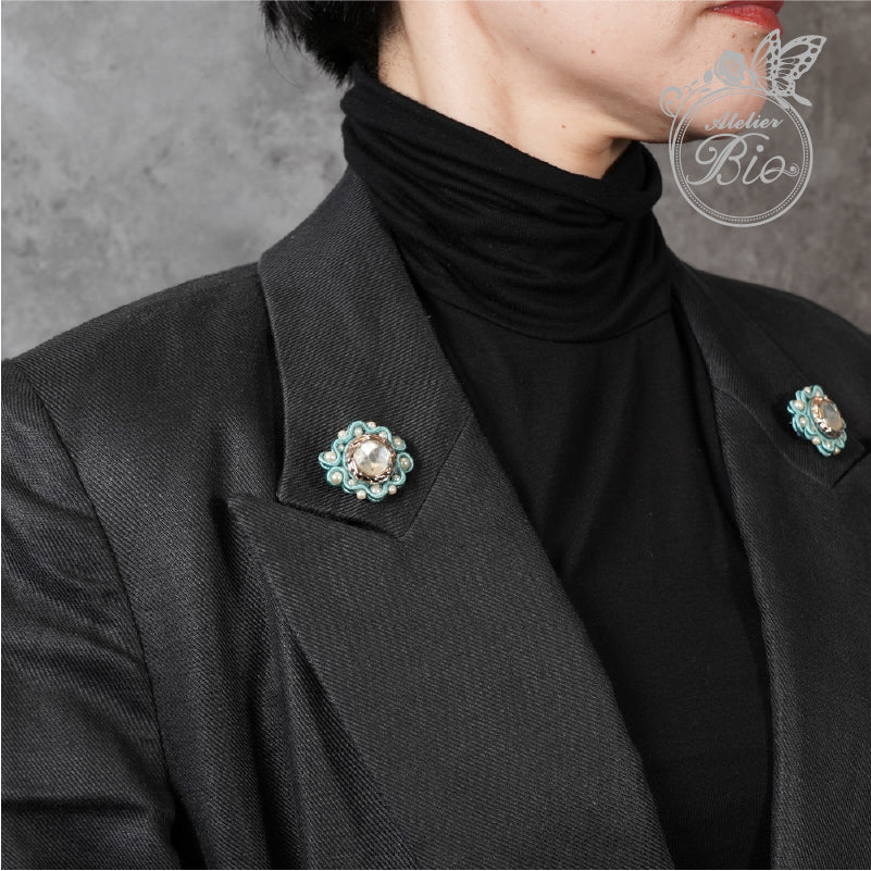 <1点もの>【Atelier BIO】ミニブローチ2個セット｜クラシカルソウタシエ刺繍 ミントブルー×パール【ペアセット】