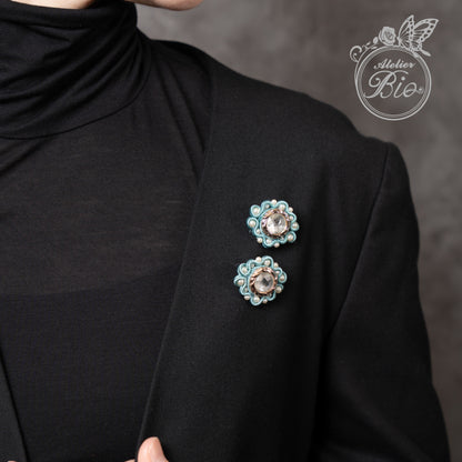 <1点もの>【Atelier BIO】ミニブローチ2個セット｜クラシカルソウタシエ刺繍 ミントブルー×パール【ペアセット】