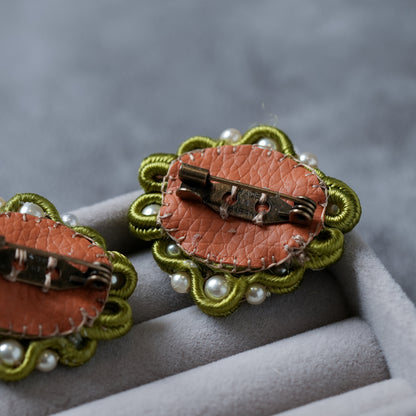 <1点もの>【Atelier BIO】ミニブローチ2個セット｜クラシカルソウタシエ刺繍 ピスタチオグリーン×パール【ペアセット】
