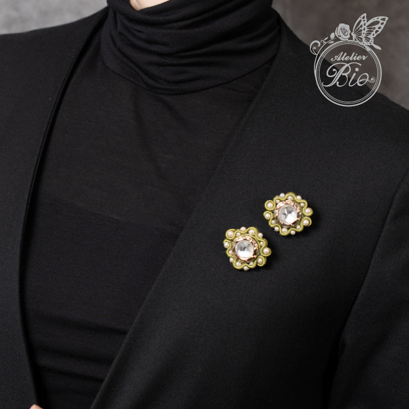 <1点もの>【Atelier BIO】ミニブローチ2個セット｜クラシカルソウタシエ刺繍 ピスタチオグリーン×パール【ペアセット】