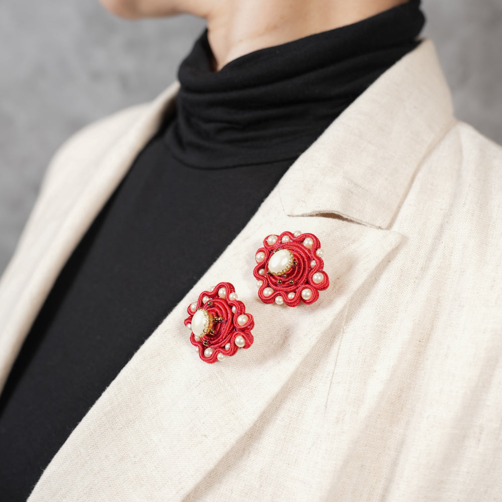 <1点もの>【Atelier BIO】ミニブローチ2個セット｜クラシカルソウタシエ刺繍 ルージュレッド×パール【ペアセット】