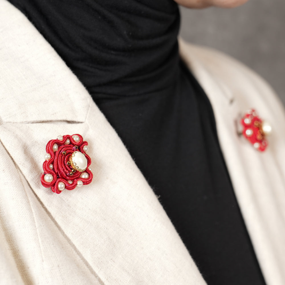 <1点もの>【Atelier BIO】ミニブローチ2個セット｜クラシカルソウタシエ刺繍 ルージュレッド×パール【ペアセット】