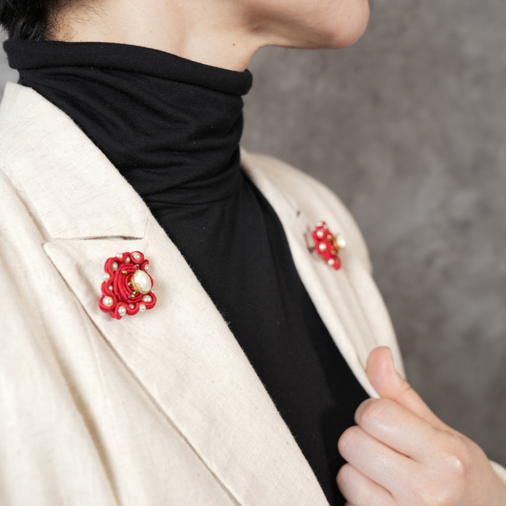 <1点もの>【Atelier BIO】ミニブローチ2個セット｜クラシカルソウタシエ刺繍 ルージュレッド×パール【ペアセット】