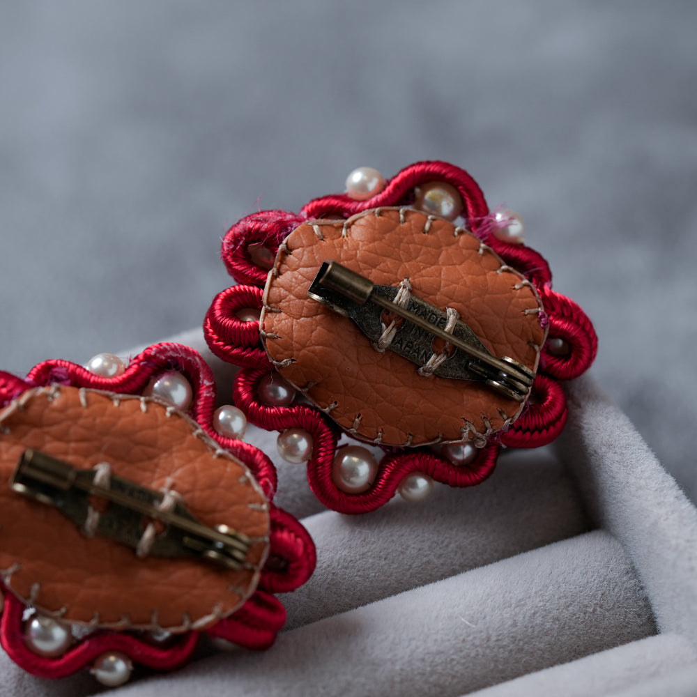 <1点もの>【Atelier BIO】ミニブローチ2個セット｜クラシカルソウタシエ刺繍 ルージュレッド×パール【ペアセット】