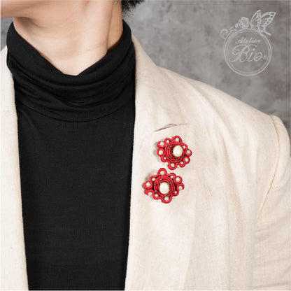 <1点もの>【Atelier BIO】ミニブローチ2個セット｜クラシカルソウタシエ刺繍 ルージュレッド×パール【ペアセット】