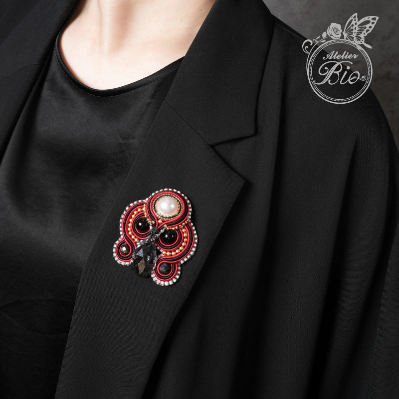 <1点もの>【Atelier BIO】ブローチ｜ 大人モードソウタシエ刺繍ブローチ オニキス×パール×スワロフスキー⑱