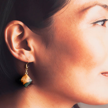 <1点もの>【KomaCraft】ピアス(フックピアス)　　瘤杢×レジン　 (キューブ型・緑)