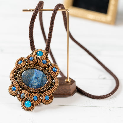 <1点もの>【Atelier BIO】ネックレス｜ アンティークソウタシエ刺繍ネックレス ラピスラズリ×カルセドニー (ブラウン)