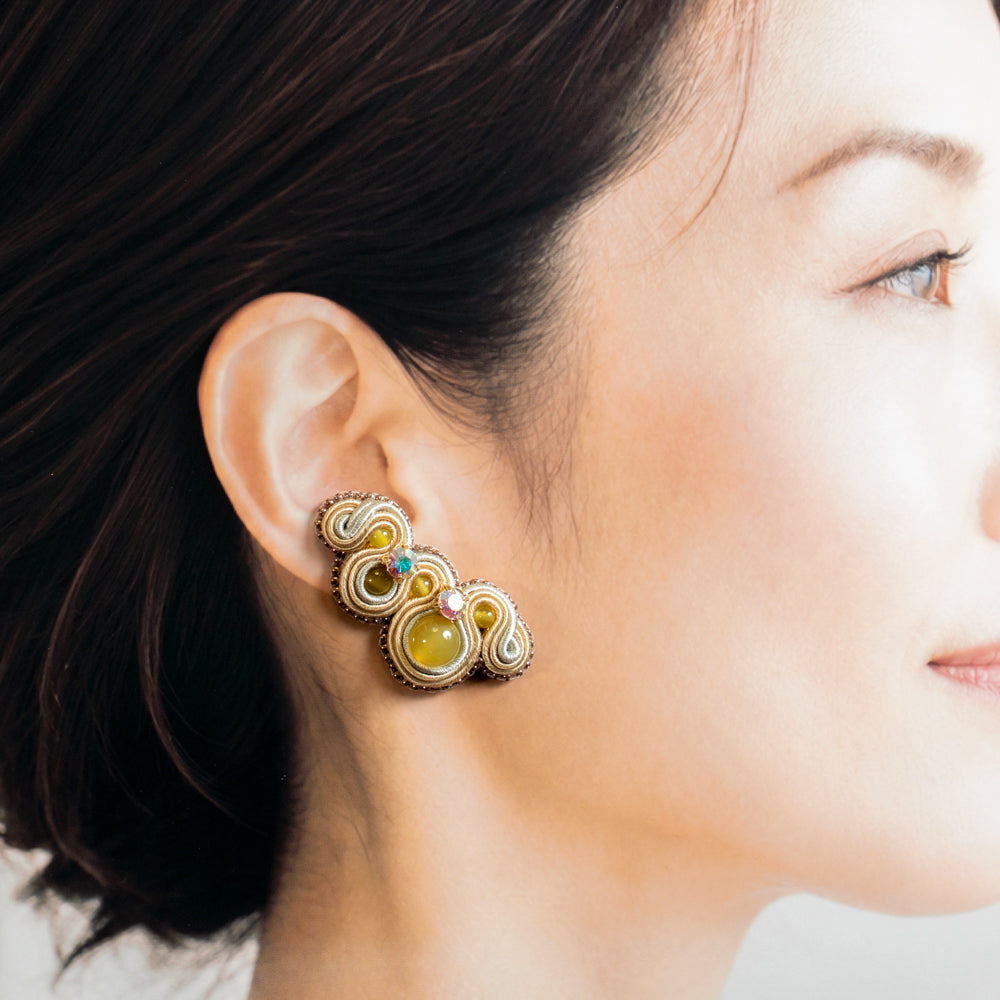 <1点もの>【Atelier BIO】ソウタシエ大振りピアス｜イエローメノウ×ジルコニア (シャンパンゴールド)