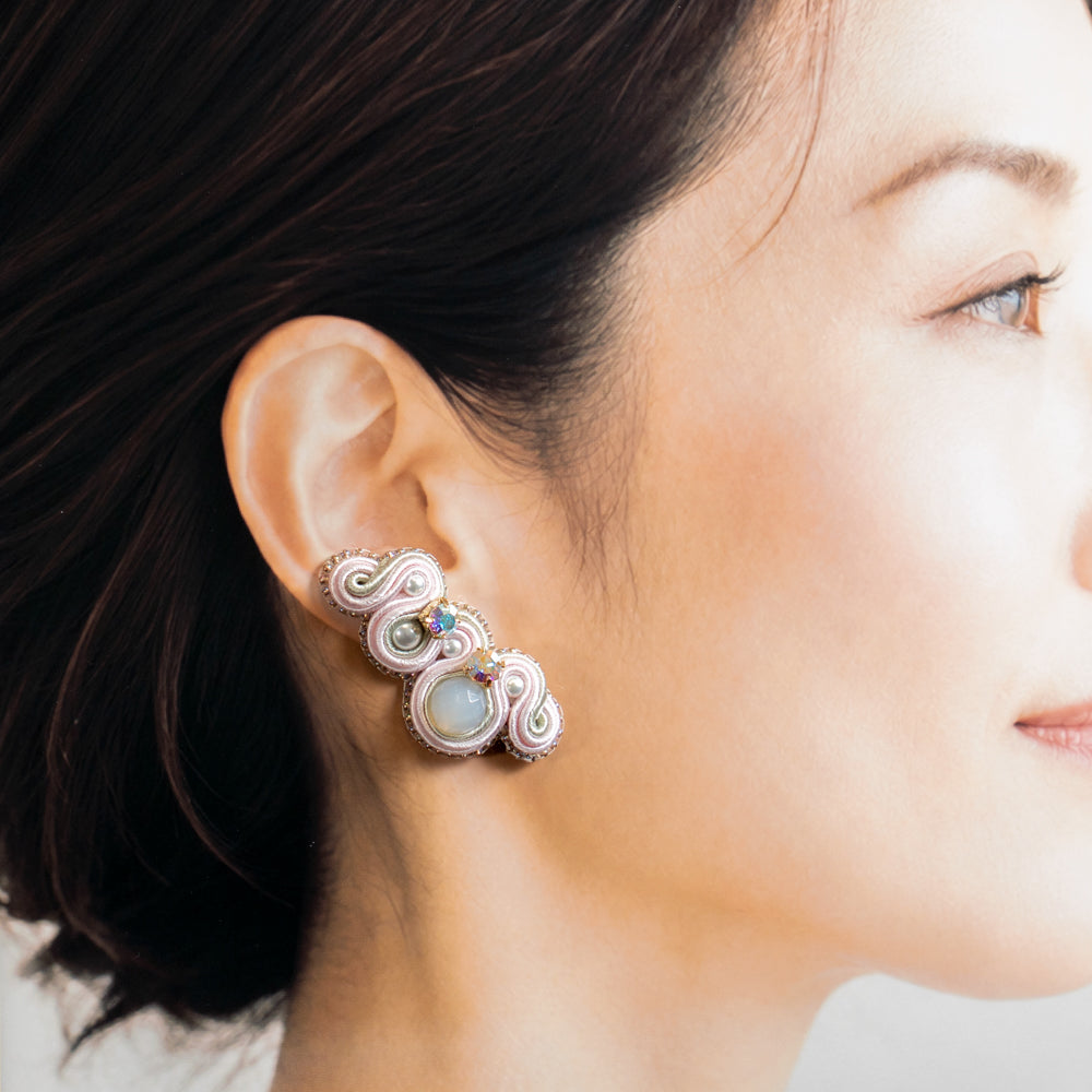 <1点もの>【Atelier BIO】ソウタシエ大振りピアス｜ローズクォーツ×パール×ジルコニア (ベビーピンク)