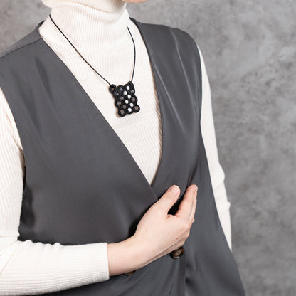 <1点もの>【Atelier BIO】ネックレス｜ モノトーンソウタシエネックレス グレーメノウ×マザーオブパール