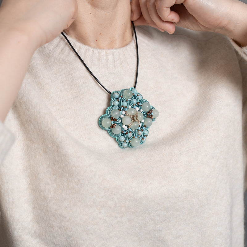 <1点もの>【Atelier BIO】ネックレス｜エキゾチックソウタシエ刺繍ネックレス グリーンカルセドニー×ターコイズ×ハウライト